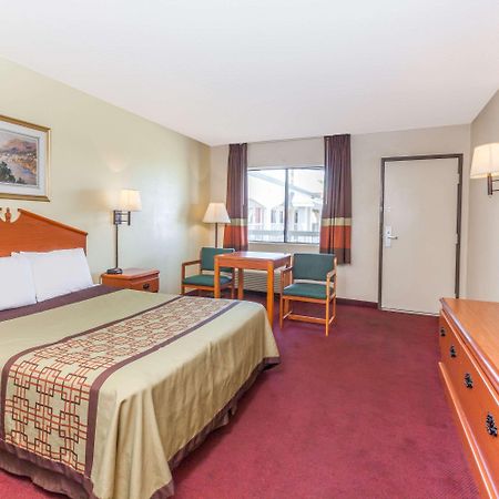 Super 8 By Wyndham Bakersfield/Central מראה חיצוני תמונה
