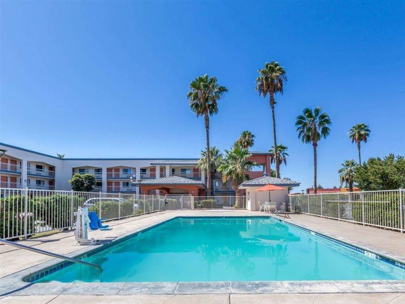 Super 8 By Wyndham Bakersfield/Central מראה חיצוני תמונה