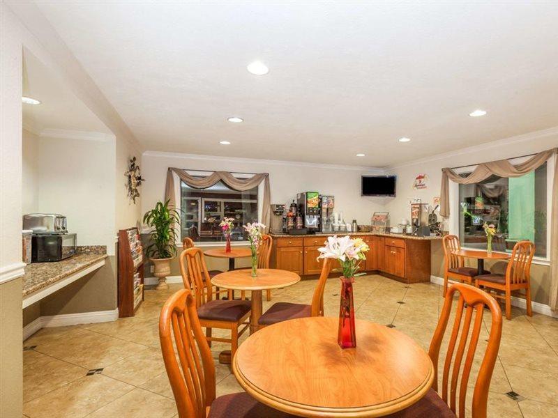 Super 8 By Wyndham Bakersfield/Central מראה חיצוני תמונה