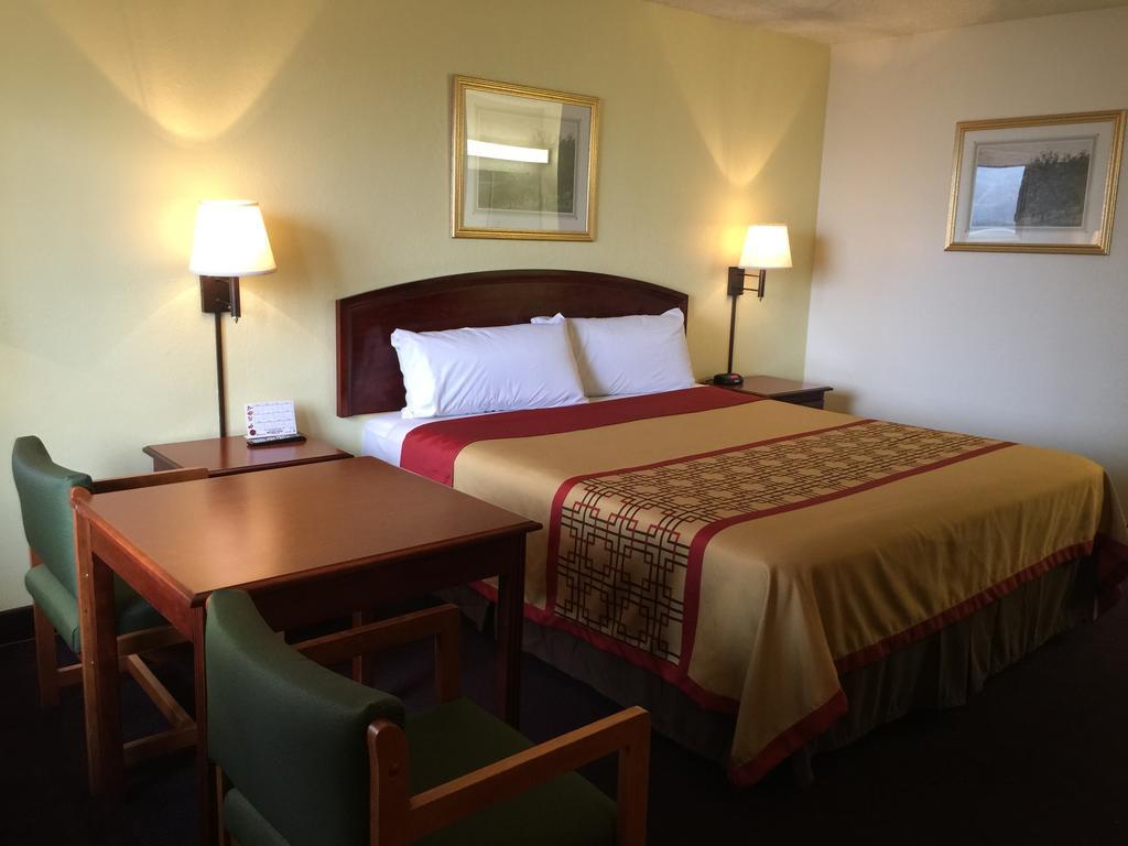 Super 8 By Wyndham Bakersfield/Central חדר תמונה