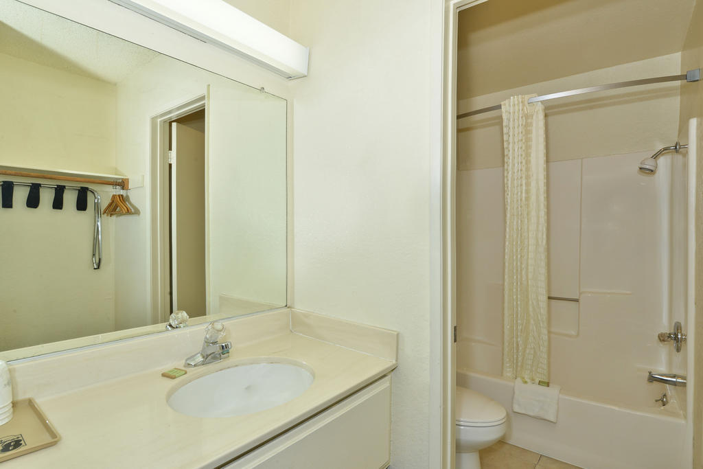 Super 8 By Wyndham Bakersfield/Central חדר תמונה