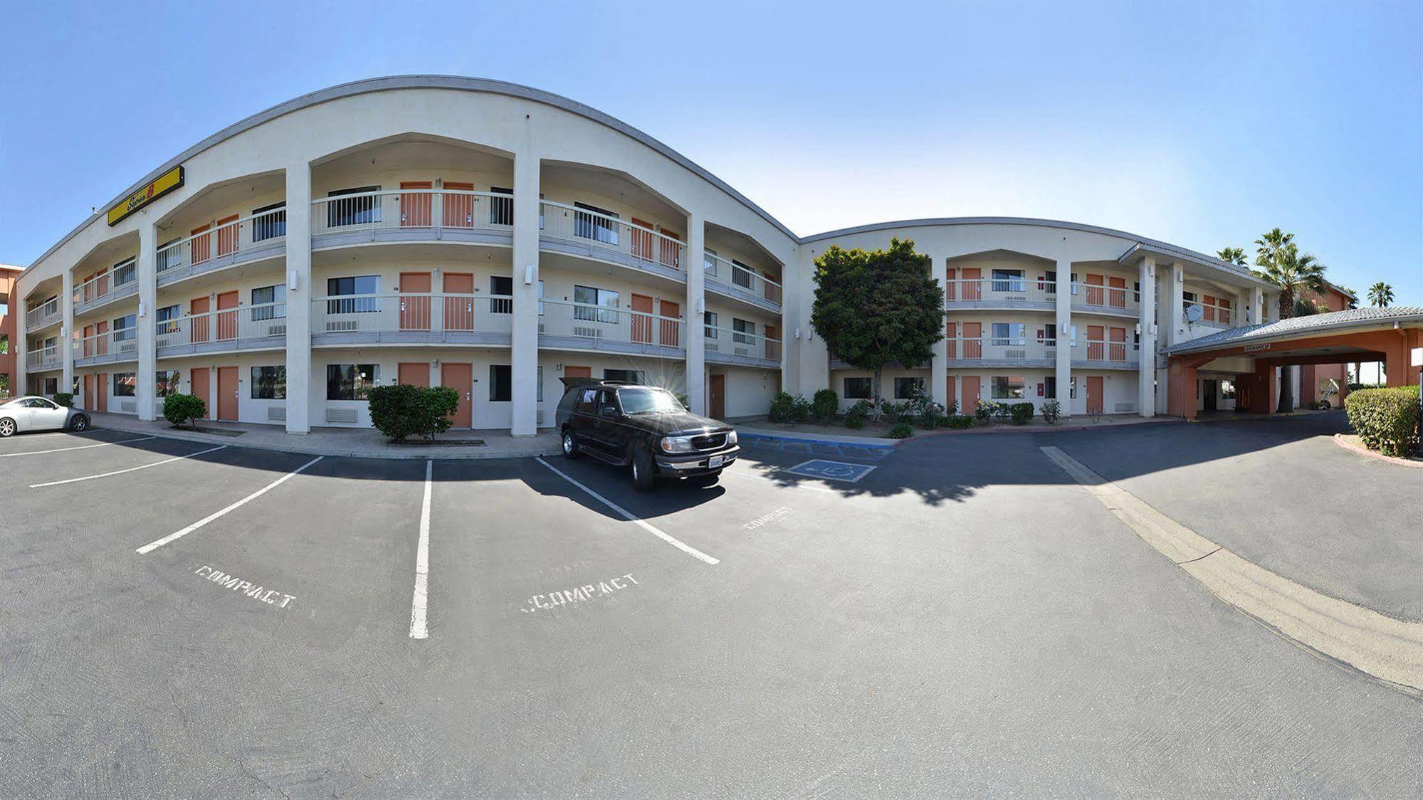 Super 8 By Wyndham Bakersfield/Central מראה חיצוני תמונה