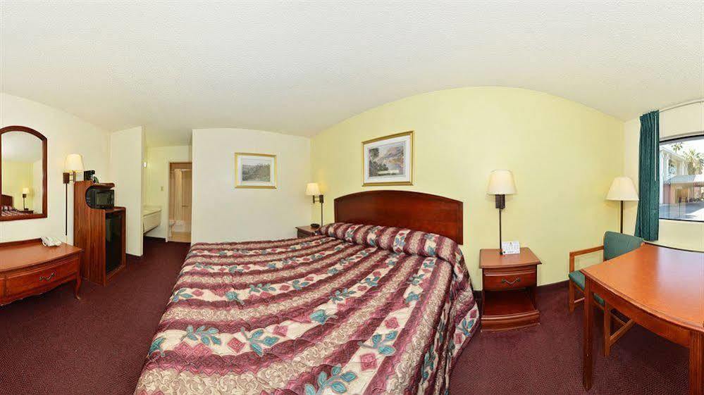 Super 8 By Wyndham Bakersfield/Central מראה חיצוני תמונה
