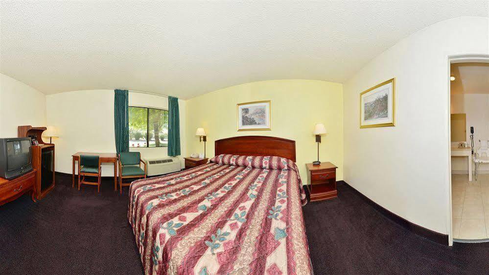 Super 8 By Wyndham Bakersfield/Central מראה חיצוני תמונה